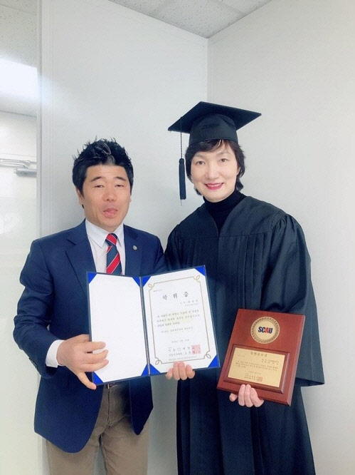 박찬숙 한국여자농구연맹본부장(오른쪽)과 이의수 지도교수. 박찬숙 본부장 제공
